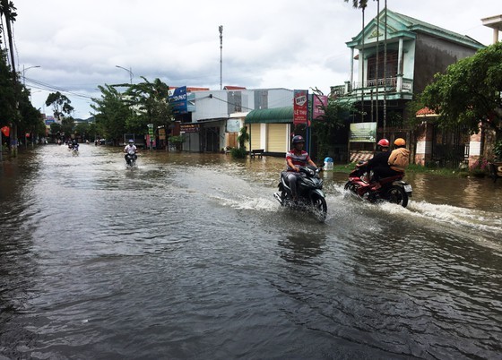 Conson brings power outages, flooding in Central region ảnh 3
