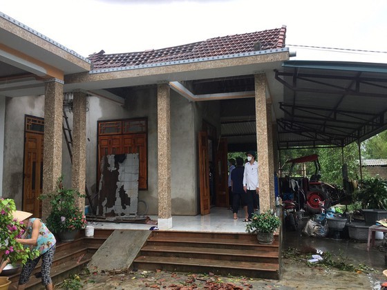 Conson brings power outages, flooding in Central region ảnh 7