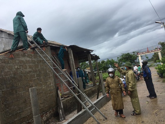 Conson brings power outages, flooding in Central region ảnh 8
