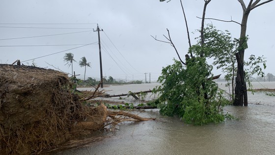 Conson brings power outages, flooding in Central region ảnh 12