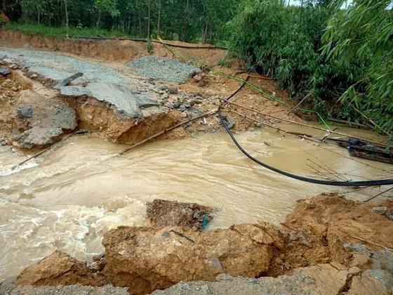 Conson brings power outages, flooding in Central region ảnh 16