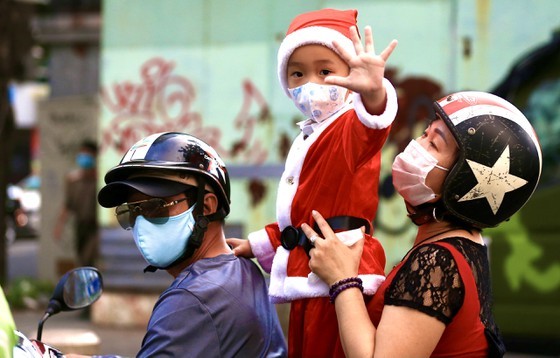 HCMC people enjoy safe Christmas Eve ảnh 11