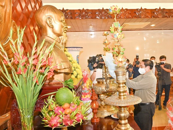 PM offers incense, flowers to commemorate President Ho Chi Minh ảnh 2