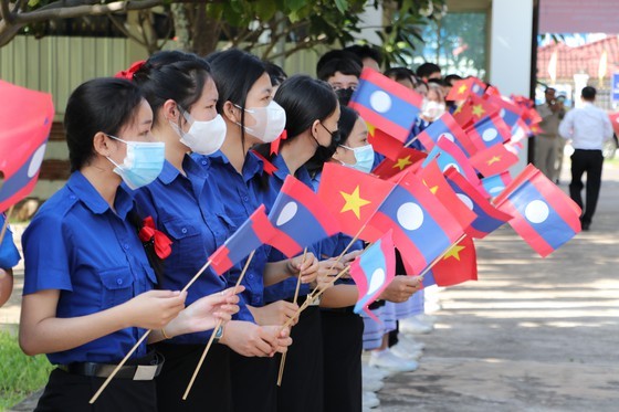 High-ranking delegation of HCMC visits Vientiane-HCMC friendship high school ảnh 2 High-ranking delegation of HCMC visits Vientiane-HCMC friendship high school ảnh 2
