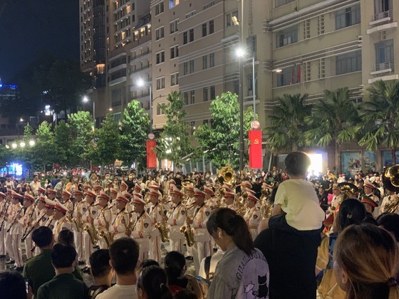 Performance, parade of trumpet contingent held at Nguyen Hue walking street ảnh 2 Performance, parade of trumpet contingent held at Nguyen Hue walking street ảnh 2