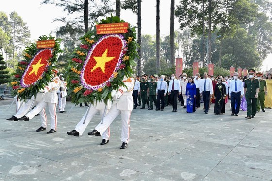 City leaders offer incense in tribute to heroic martyrs in Cu Chi District ảnh 1 City leaders offer incense in tribute to heroic martyrs in Cu Chi District ảnh 1