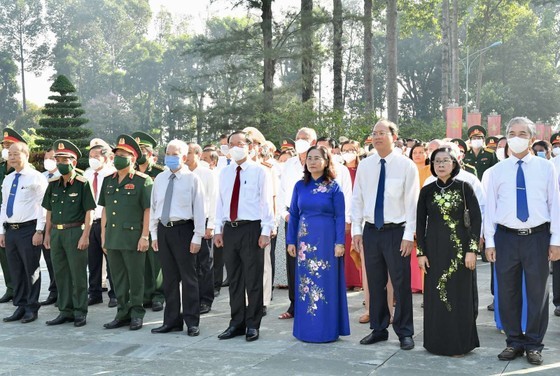City leaders offer incense in tribute to heroic martyrs in Cu Chi District ảnh 3 City leaders offer incense in tribute to heroic martyrs in Cu Chi District ảnh 3