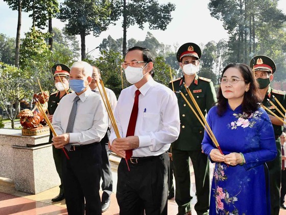 City leaders offer incense in tribute to heroic martyrs in Cu Chi District ảnh 5 City leaders offer incense in tribute to heroic martyrs in Cu Chi District ảnh 5