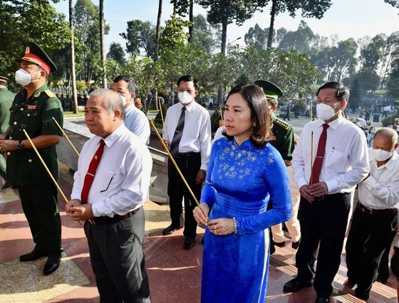 City leaders offer incense in tribute to heroic martyrs in Cu Chi District ảnh 4 City leaders offer incense in tribute to heroic martyrs in Cu Chi District ảnh 4