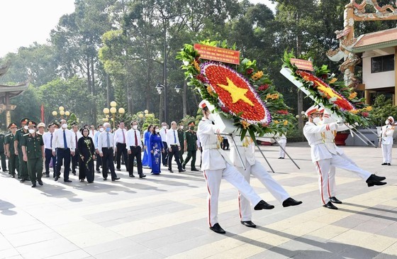 City leaders offer incense in tribute to heroic martyrs in Cu Chi District ảnh 2 City leaders offer incense in tribute to heroic martyrs in Cu Chi District ảnh 2