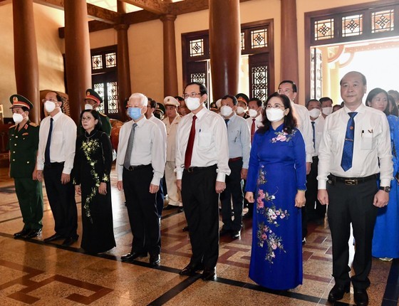 City leaders offer incense in tribute to heroic martyrs in Cu Chi District ảnh 7 City leaders offer incense in tribute to heroic martyrs in Cu Chi District ảnh 7