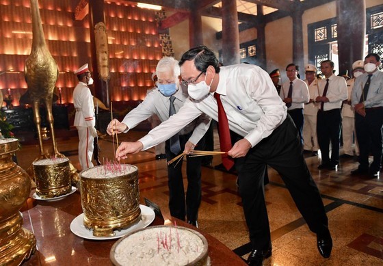 City leaders offer incense in tribute to heroic martyrs in Cu Chi District ảnh 6 City leaders offer incense in tribute to heroic martyrs in Cu Chi District ảnh 6