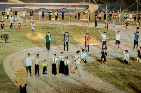 3,000 people wrapped up in preliminary rehearsals of Xoe Thai program ảnh 2