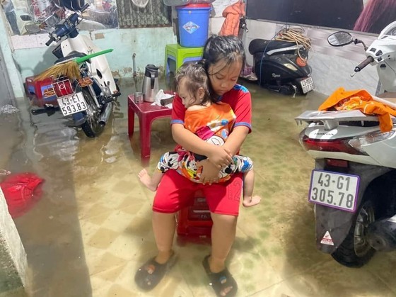 Sleepless night for people evacuation as severe flooding hits Central Vietnam ảnh 6