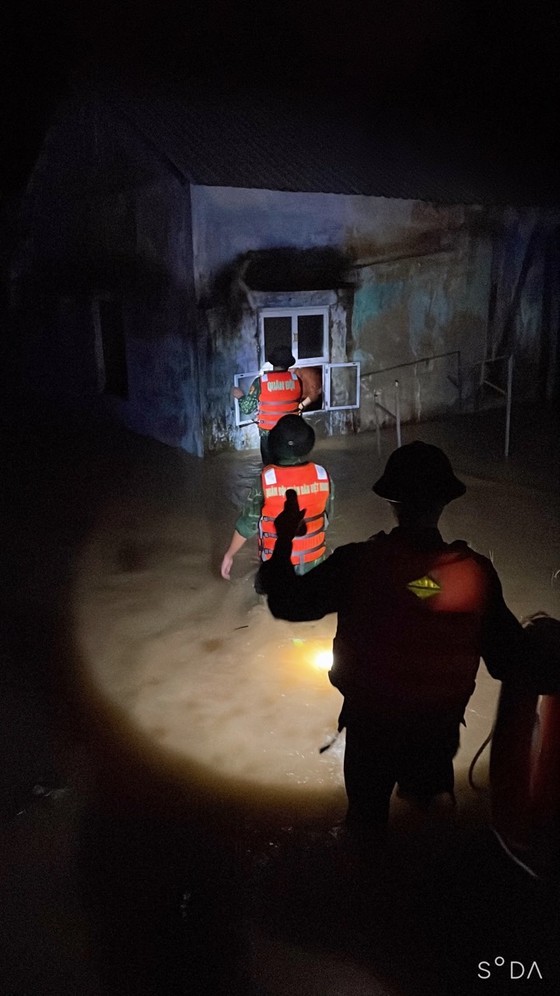 Sleepless night for people evacuation as severe flooding hits Central Vietnam ảnh 8