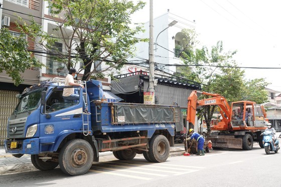 Forces, volunteers in Da Nang jointly clean up debris, trash following flood ảnh 15 Forces, volunteers in Da Nang jointly clean up debris, trash following flood ảnh 15