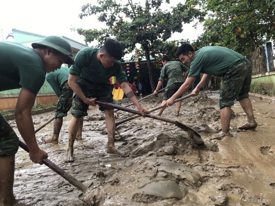 Forces, volunteers in Da Nang jointly clean up debris, trash following flood ảnh 11 Forces, volunteers in Da Nang jointly clean up debris, trash following flood ảnh 11