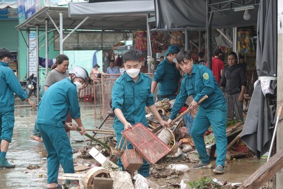 Forces, volunteers in Da Nang jointly clean up debris, trash following flood ảnh 5 Forces, volunteers in Da Nang jointly clean up debris, trash following flood ảnh 5