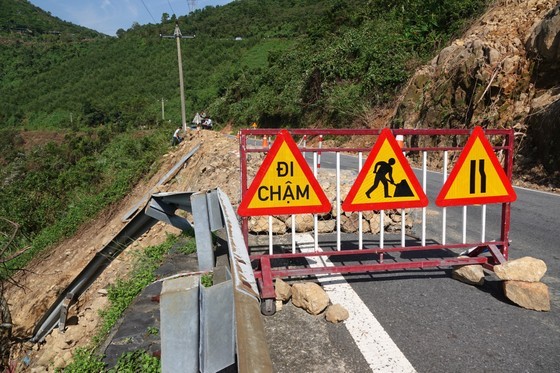 Rocks and soils slide down on Hai Van mountain pass ảnh 4
