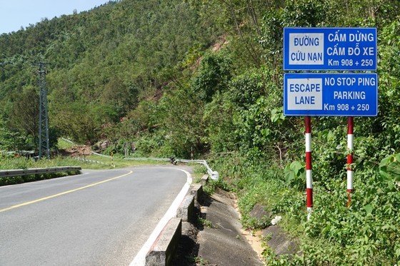 Rocks and soils slide down on Hai Van mountain pass ảnh 3