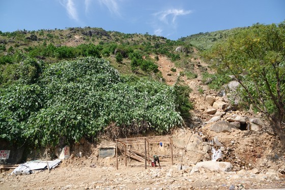 Rocks and soils slide down on Hai Van mountain pass ảnh 2