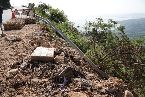 Rocks and soils slide down on Hai Van mountain pass ảnh 5