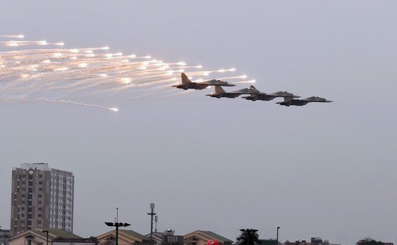 Vietnamese air forces, commandoes perform at Vietnam International Defense Expo ảnh 13