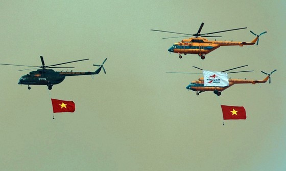 Vietnamese air forces, commandoes perform at Vietnam International Defense Expo ảnh 1