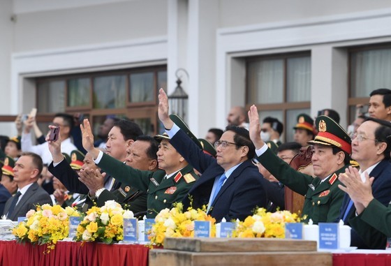 Vietnamese air forces, commandoes perform at Vietnam International Defense Expo ảnh 2