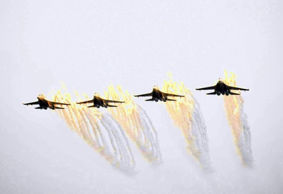 Vietnamese air forces, commandoes perform at Vietnam International Defense Expo ảnh 8