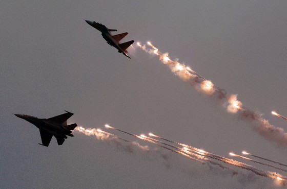 Vietnamese air forces, commandoes perform at Vietnam International Defense Expo ảnh 9