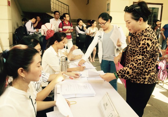 Job seekers at the fourth HCMC Job Exchange on April 19 (Photo: SGGP)