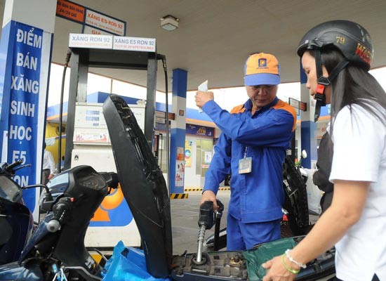 Domestic petrol prices increase VND350 a litter on April 20 (Photo: SGGP)