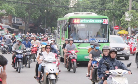 People travel back to HCMC to work after the four day Reunification Day and May Day holiday on May 2