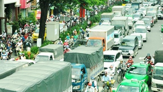 Traffic jam has regularly occurred in routes leading to Tan Son Nhat International Airport, HCMC (Photo: SGGP)