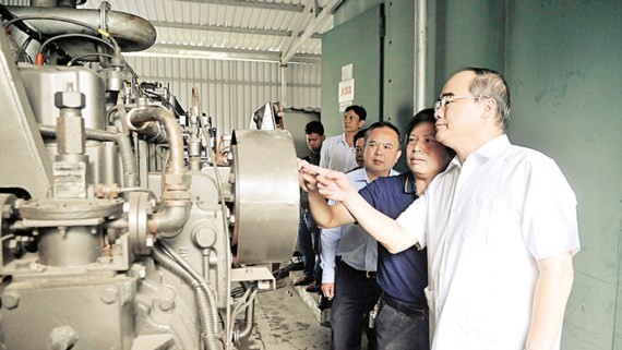 Secretary of the HCMC Party Committee Nguyen Thien Nhan sees a generator using Go Cat landfill gas (Photo: SGGP)