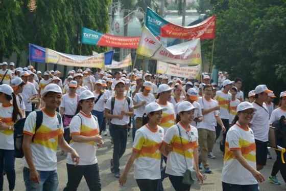 Participants of the charity walk to call for support for Agent Orange (AO)/dioxin victims and disabled people in Ho Chi Minh City (Photo: SGGP)