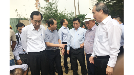 HCMC Party Committee Secretary Nguyen Thien Nhan inspects the pumping system in Nguyen Huu Canh street on September 20 (Photo: SGGP)