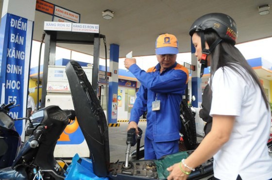 A customer fills gasoline E5 at a station in HCMC (Photo: SGGP)