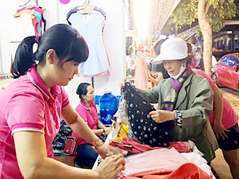 Staff of a business in HCMC introduce products to consumers (Photo: SGGP)