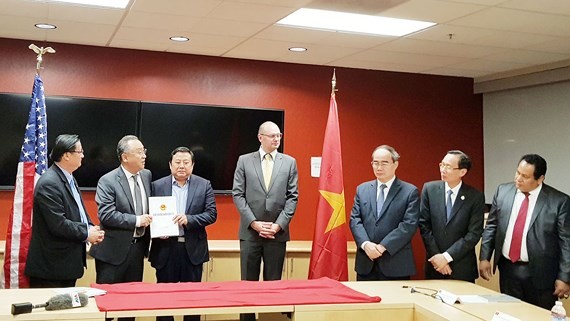 Mr. Nguyen Thien Nhan (3rd, R) witnesses the ceremony of granting investment certificates for three projects into Saigon Hi-Tech Park in San Francisco on December 12, 2017 (Photo: SGGP)