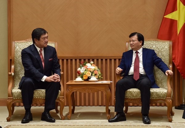 Deputy Prime Minister Trinh Dinh Dung (R) and Mitsui CEO and President Tasuo Yasunaga (Source: VNA)