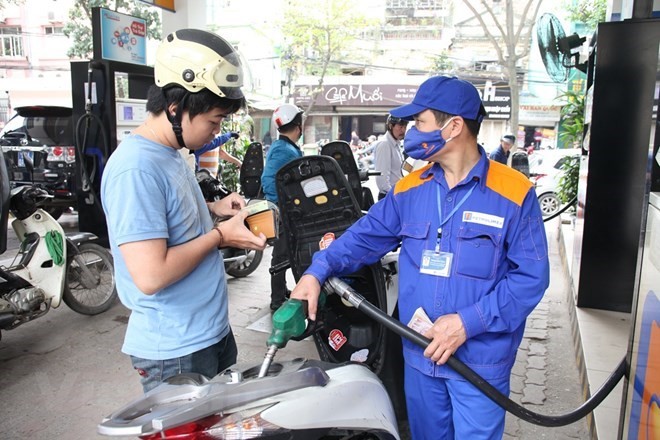 The price of RON 95 petrol declined by 400 VND per liter from 15:00 on February 21 as decided by the Ministry of Industry and Trade and the Ministry of Finance (Illustrative photo: VNA)