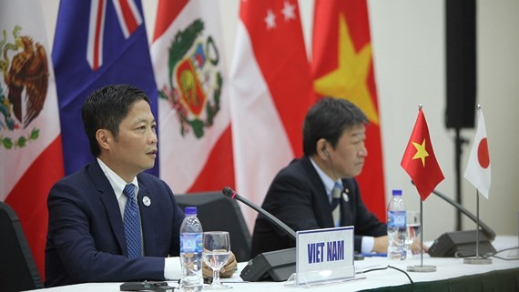 Minister of Industry and Trade Tran Tuan Anh (L) and Japanese Minister in charge of Economic Revitalization Toshimitsu Motegi presided over a press conference on CPTPP in Da Nang city (Photo: VGP)
