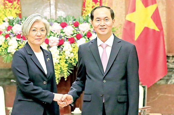 President Tran Dai Quang shakes hand with Foreign Minister of the Republic of Korea Kang Kyung Wha on March 9. (Photo: VNA)