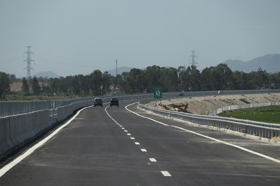Da Nang-Quang Ngai expressway has been damaged a month after being opened to traffic in September, 2018 (Photo: SGGP)