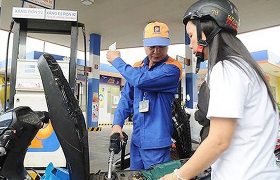 Petrol prices have fallen following a series of hikes. (Photo: news.zing.vn )