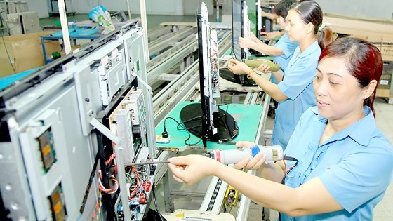Workers assemble televisions at a Vietnamese firm. (Photo: SGGP)