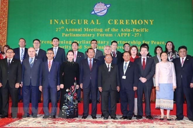 National Assembly Chairwoman Nguyen Thi Kim Ngan (fouth from left, first line) takes photo with other delegation heads (Source: VNA)