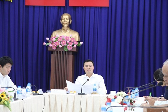 Mr. Bui Xuan Cuong, head of the HCMC Urban Railway Management Board, states at the meeting (Photo: SGGP)